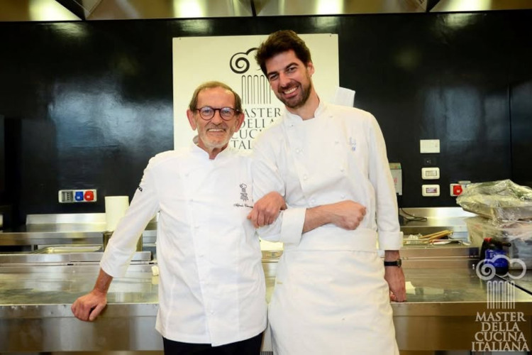 Quando lo chef tristellato Massimiliano Alajmo si inginocchiò al suo maestro