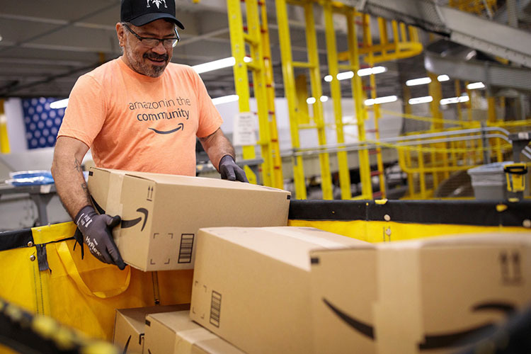 Amazon non vuole un sindacato e dipendenti in Alabama votano per l'azienda