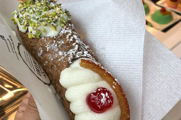 Cannolo siciliano (Ammu - Cannoli Espressi Siciliani Dopo Expo prosegue il successo)