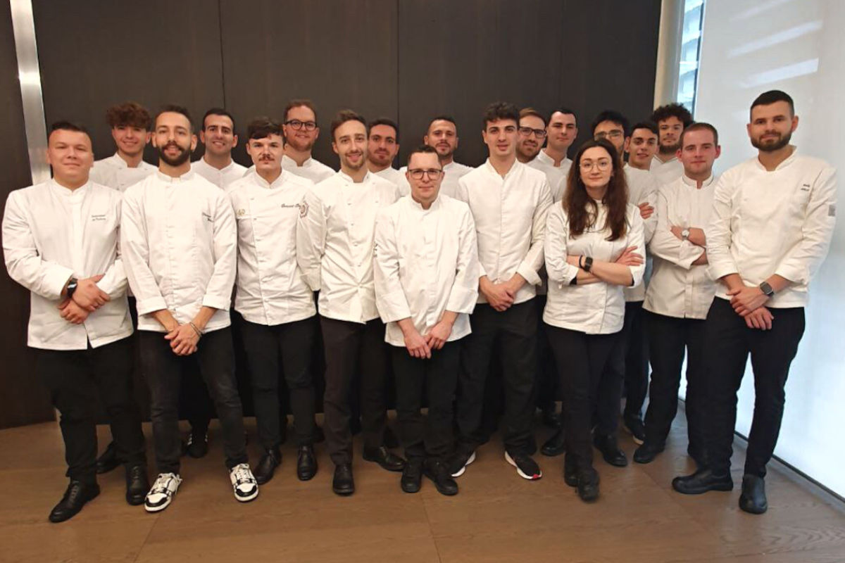 Il gruppo di giovani pasticceri, tutti under 30, è costituito da ventidue promesse della pasticceria italiana 