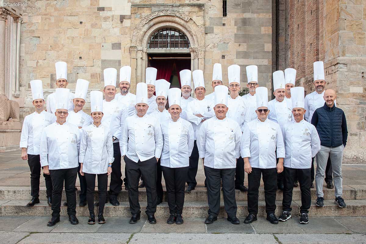 I Maestri Pasticceri davanti al Duomo di Parma con l’assessore al Turismo Cristiano Casa Condivisione, pluralità, giovani: i cardini dell’attività dell’Accademia Maestri Pasticceri Italiani