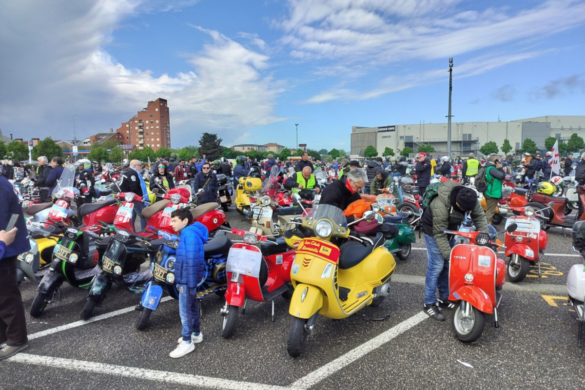 Giovanni Angiolini e la tavoletta di cioccolato per i Vespa World Days 2024