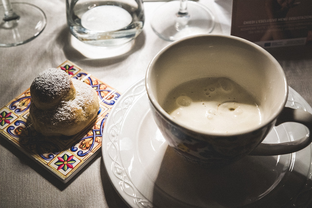 La granita, la brioche e l’uovo (uovo perfetto, spuma al Grana Padano Dop oltre 20 mesi, granita al caffè e la brioche con il tuppo) “Nati per stare insieme” si tinge di Sicilia con Cristian Benvenuto