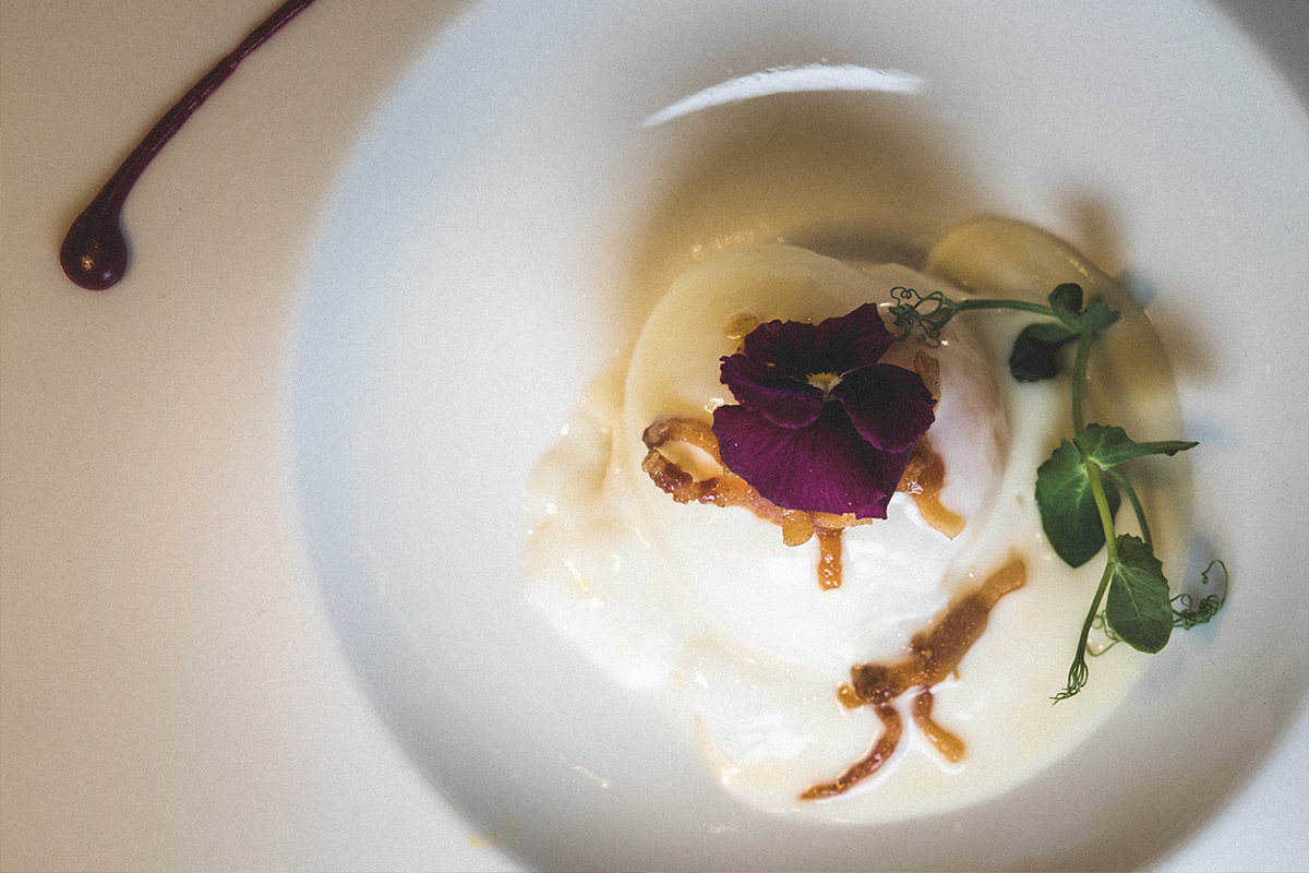 Uovo in camicia su fonduta di Grana Padano Dop oltre 20 mesi e guanciale croccante &ldquo;Nati per stare insieme&rdquo; sul lago al Belvedere di Torno