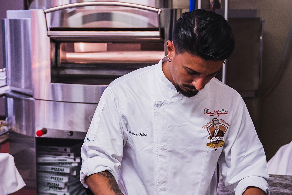 Il maestro pizzaiolo Antonio Falco - Foto Settimio Cannatella L’Antica Pizzeria Da Michele ritorna all’Hotel Excelsior Venice Lido Resort