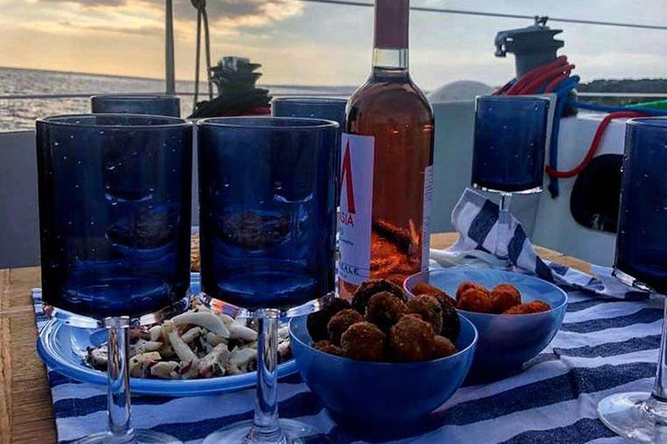 L’aperitivo salentino con frise, tarallini, ricci appena pescati Scoprire le grotte del Salento a bordo di un gozzo storico