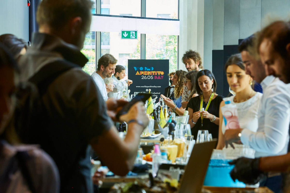 Non chiamateli “vecchi”: l'aperitivo è il regno degli over 65