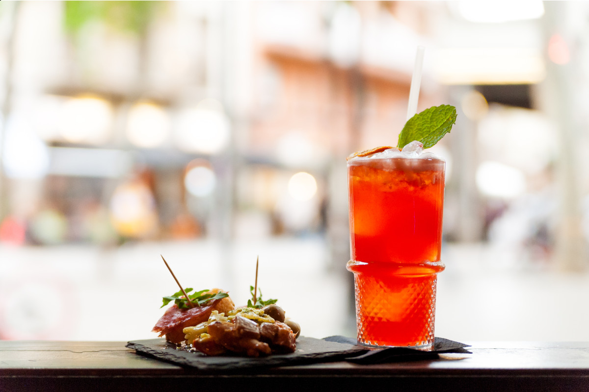 Ecco i consigli e i trend per l'aperitivo perfetto al bar e a casa