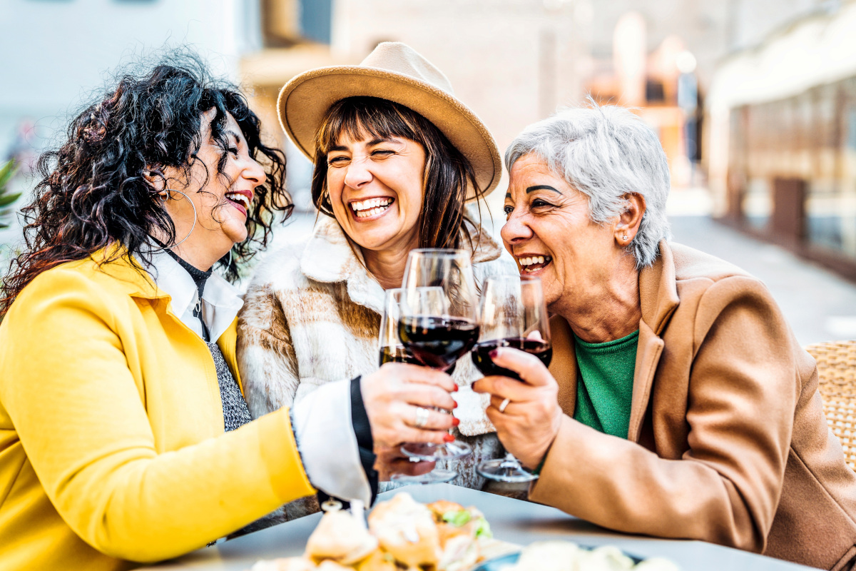 Non chiamateli “vecchi”: l'aperitivo è il regno degli over 65