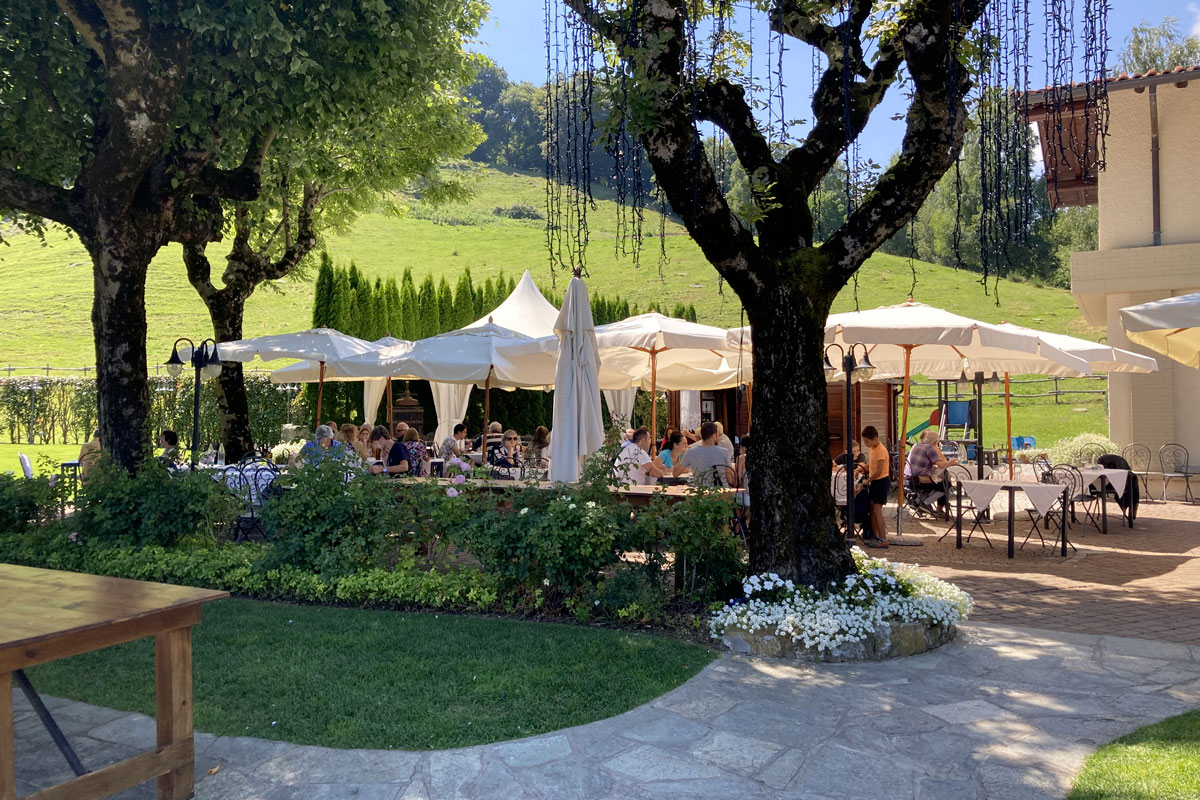 Il ristorante a quasi 1.000 m con vista sul lago di Como che sembra un rifugio alpino