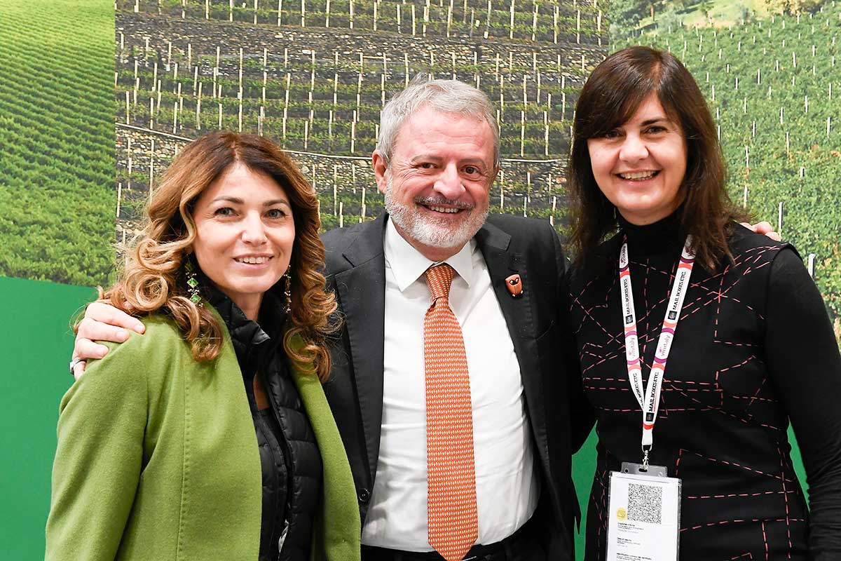 Elisabetta Serraiotto, direttore marketing del Consorzio Tutela Grana Padano, Alberto Lupini, direttore di Italia a Tavola, e Giovanna Prandini, presidente di Ascovilo Ascovilo dà valore all’associazionismo del vino lombardo