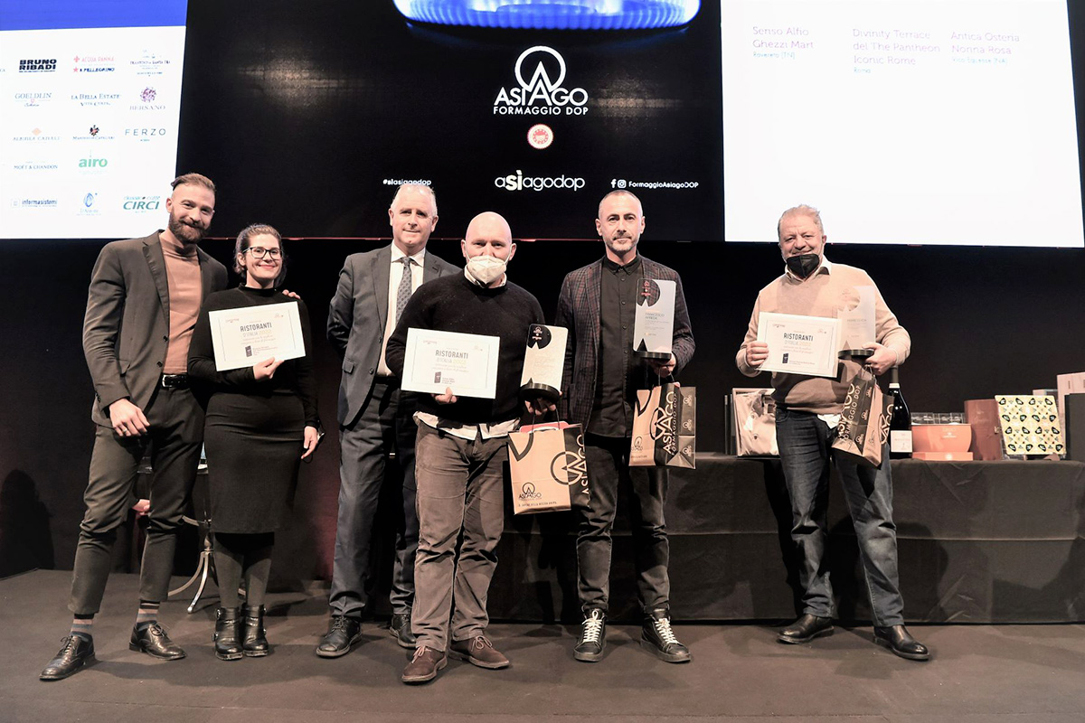 Fiorenzo Rigoni (presidente Consorzio Tutela Formaggio Asiago) con i premiati. (foto: Francesco Vignali Photography) Gambero Rosso 2022, quattro nuove [Tre Forchette]. Romito ancora al top