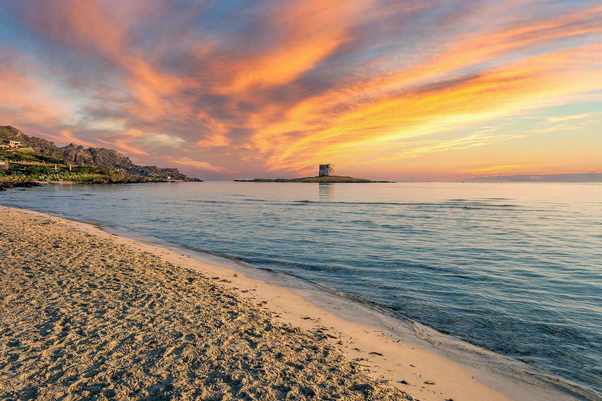 Spiagga la Pelosa a Stintino Al turismo manca forza lavoro per sostenere il recupero del traffico estivo