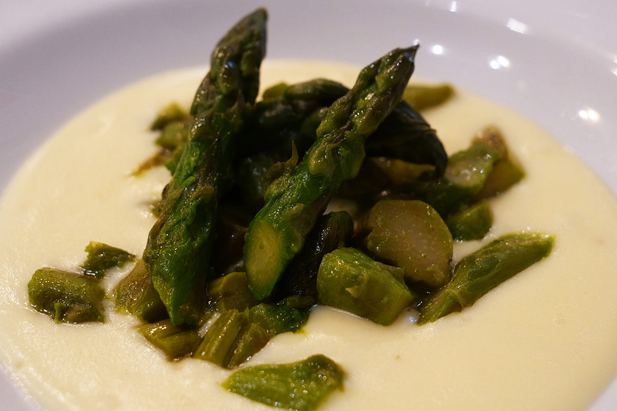 Asparagi su fonduta Per gli asparagi, una stagione di alta qualità