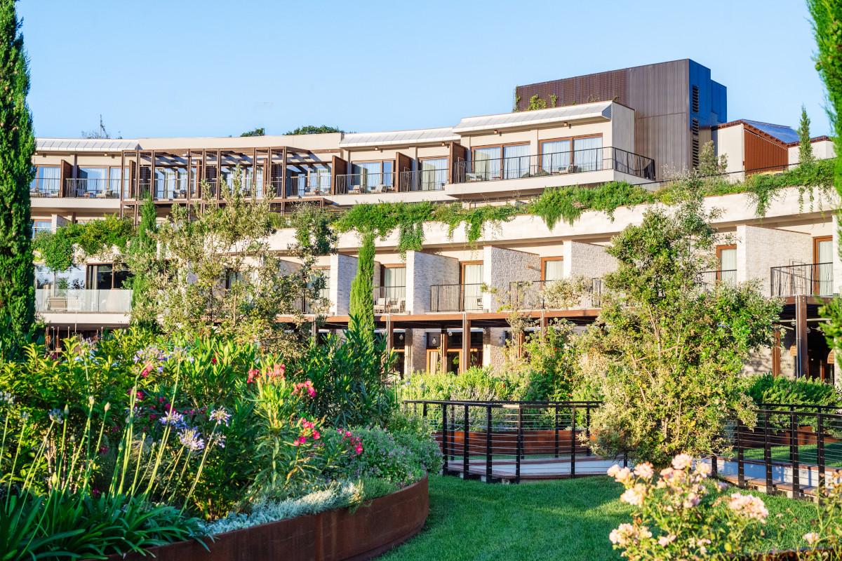 Un giardino sul lago: ecco l'A-Rosa, il resort 5 stelle di Salò