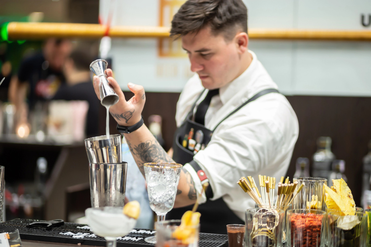 Storia, curiosità e corretto utilizzo degli strumenti da Barman: lo shaker e il jigger 