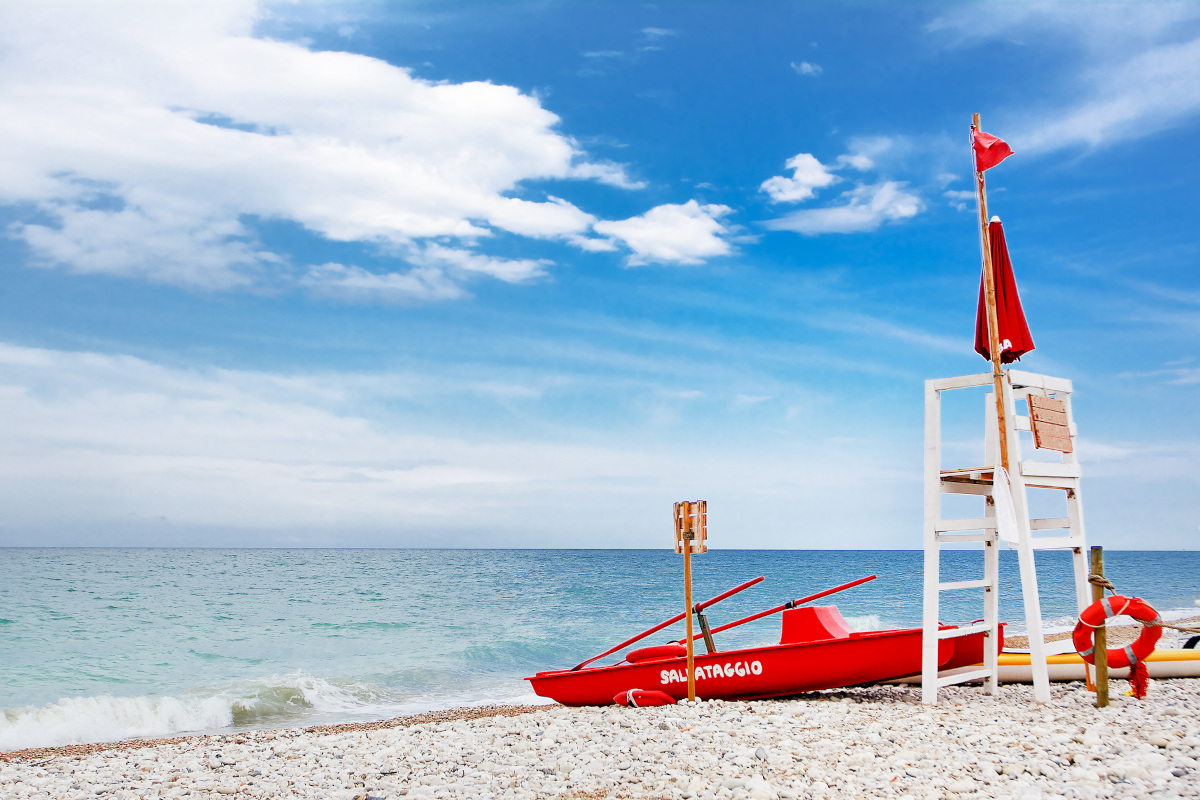 Anche il bagnino ha perso il suo fascino: spiagge senza personale