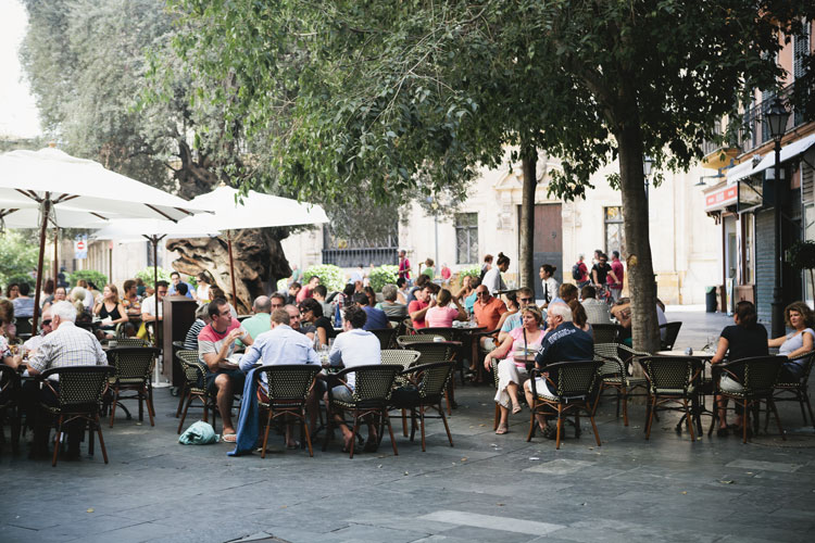 I centri storici cambiano volto con i dehors - I dehors, la nuova vetrina dei bar E al tavolino ci si sente come a casa