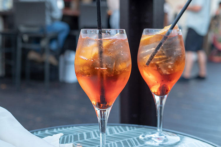 Dal 10 febbraio, in Veneto, lo spritz al bar si beve solo da seduti - Zaia alla stretta anti-movidaStop consumo al bancone dalle 15