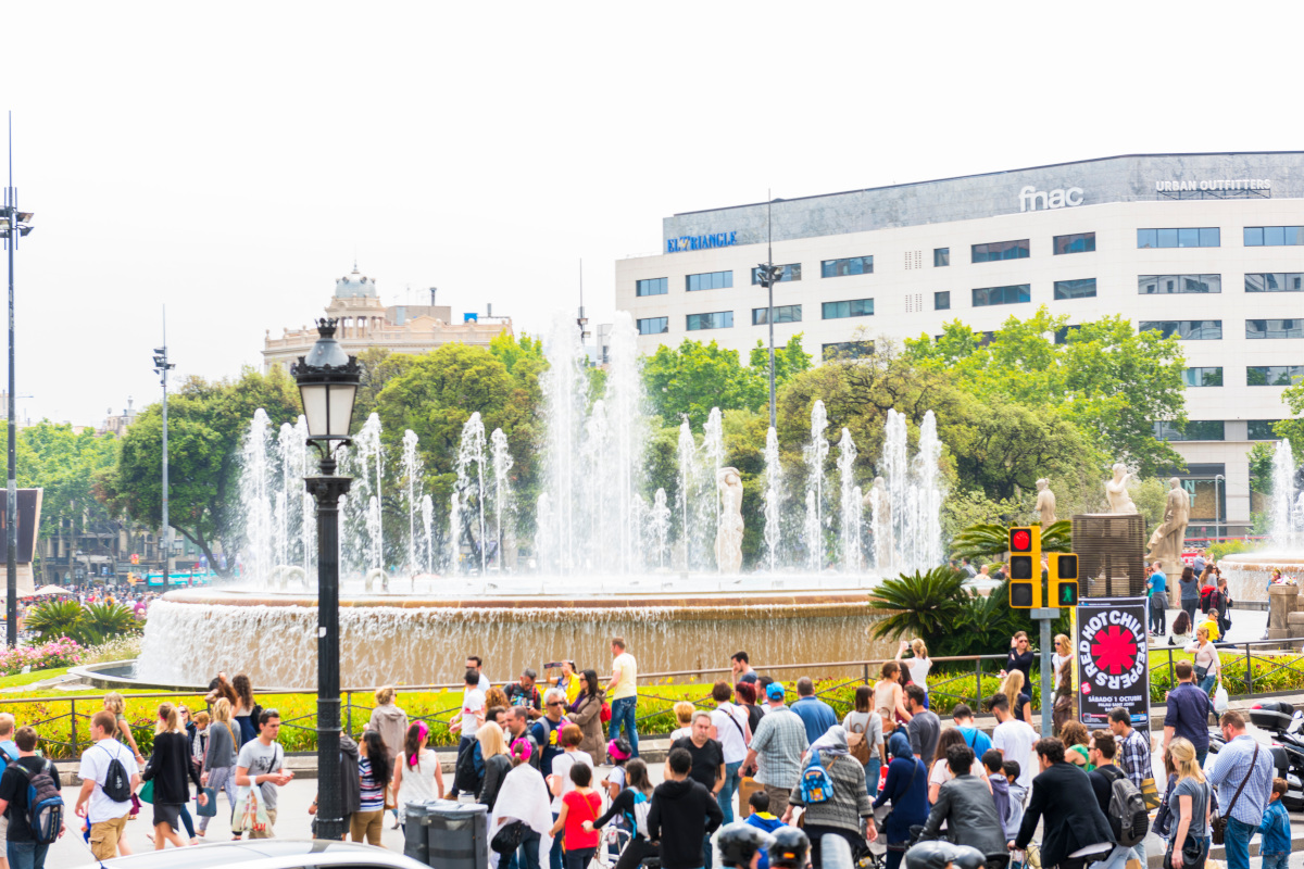 Overtourism a Barcellona: e i residenti spruzzano con acqua i turisti