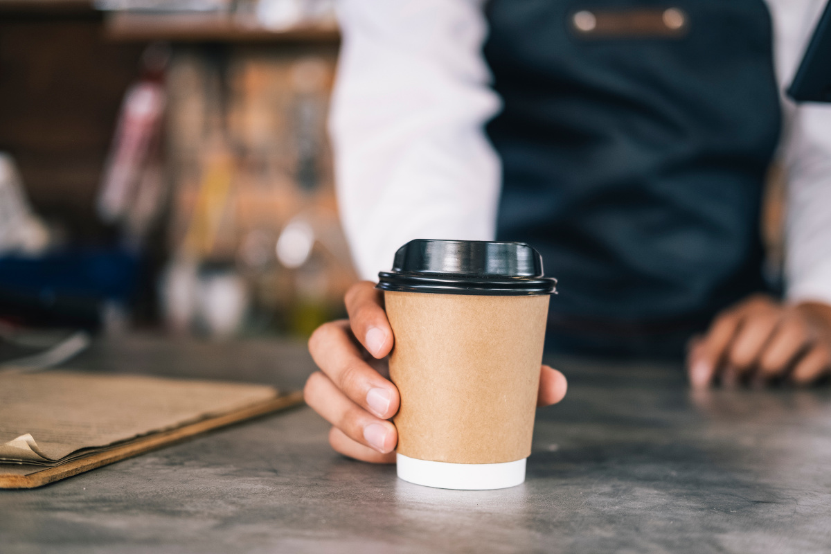 Dopo 11 anni barista diventa commessa: “Ora ho uno stipendio e orari di lavoro certi”