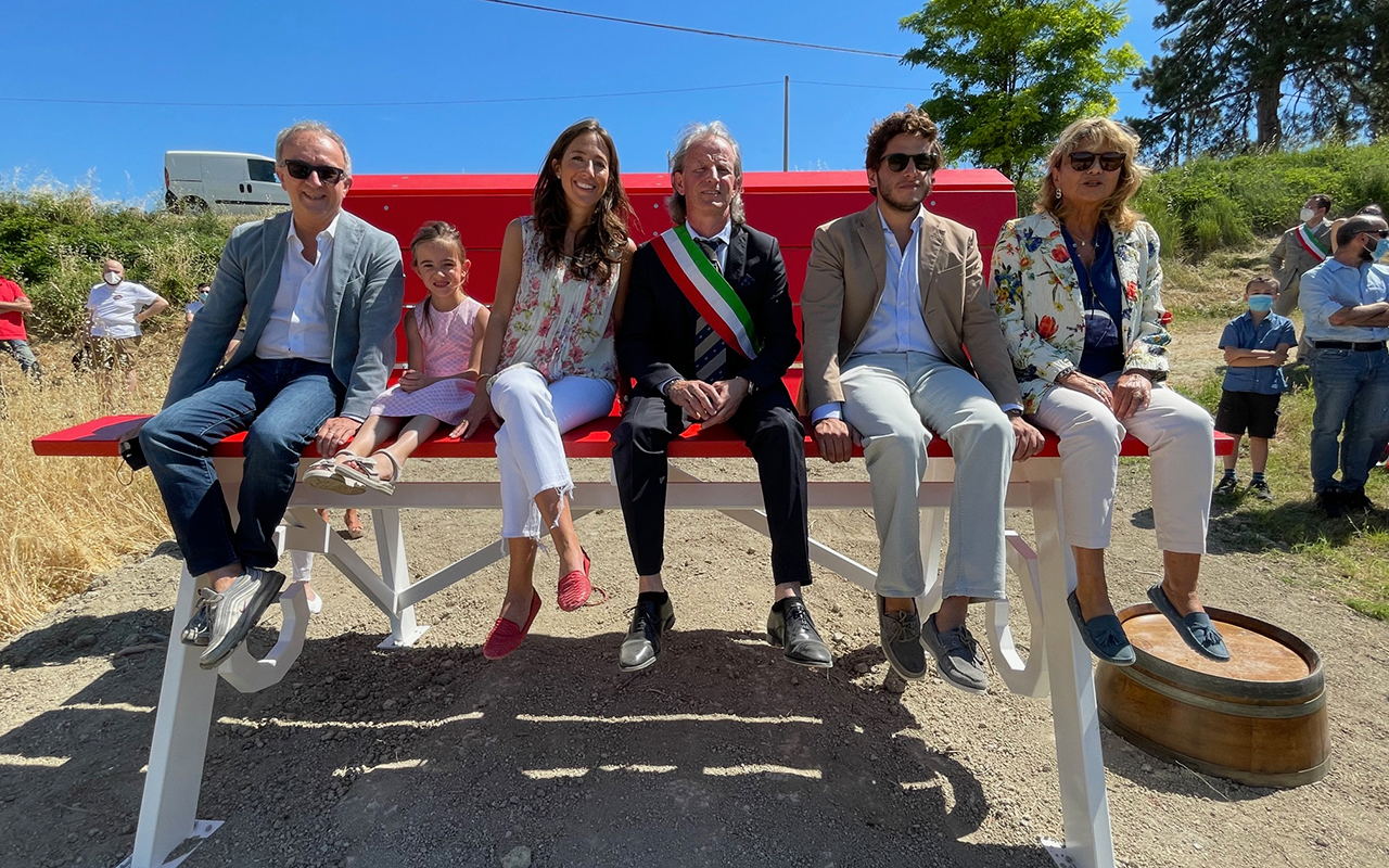 I protagonisti dell'inaugurazione Tenuta Travaglino inaugura la terza Panchina Gigante dell'Oltrepò