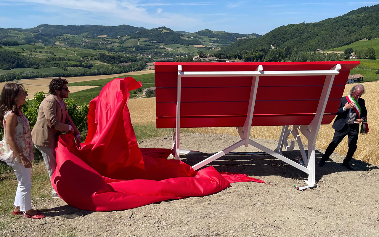 La Big Bench inaugurata a Calvignano in collaborazione con Tenuta Travaglino Tenuta Travaglino inaugura la terza Panchina Gigante dell'Oltrepò