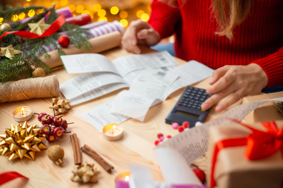 La tredicesima gli italiani la spenderanno in bollette  In cosa spenderanno la tredicesima gli italiani? Cibo e... bollette