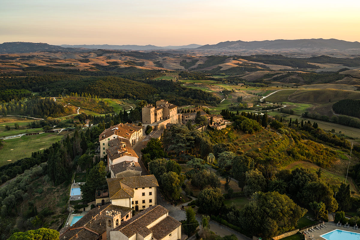 Borgo Castelfalfi, veduta aerea Soggiorni... in buca: le meraviglie di 5 golf resort