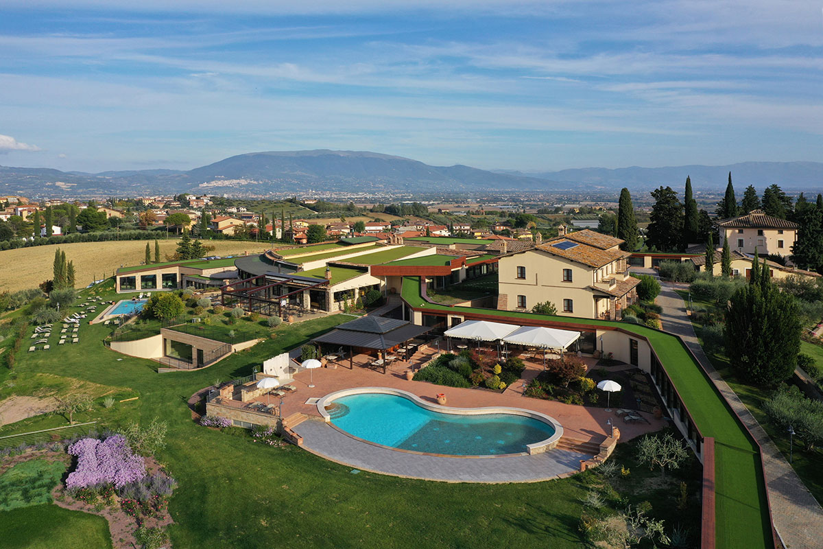 Una vista aerea del resort Borgobrufa, sulle colline umbre per una vacanza emozionale