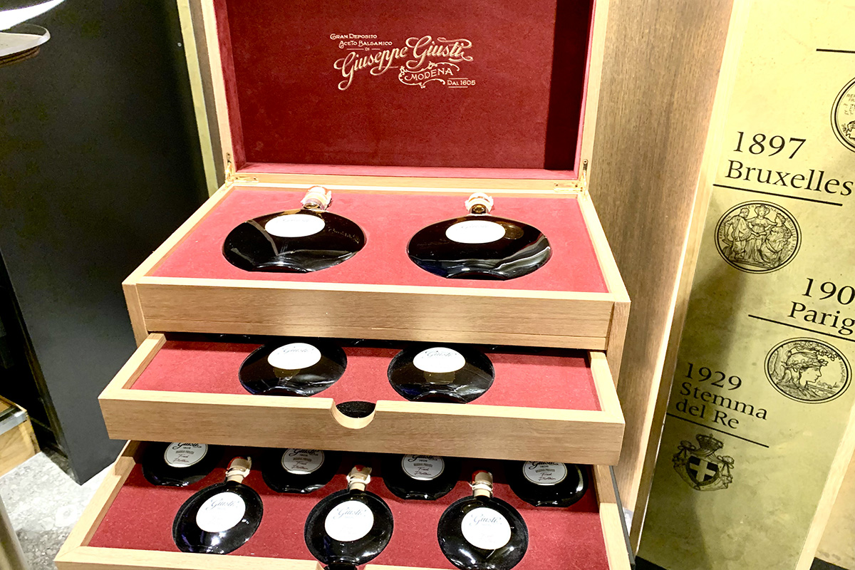 Lo scrigno che contiene la Riserva Privata di Acetaia Giusti Aceto Balsamico di Modena e Amarone: come creare una riserva personale