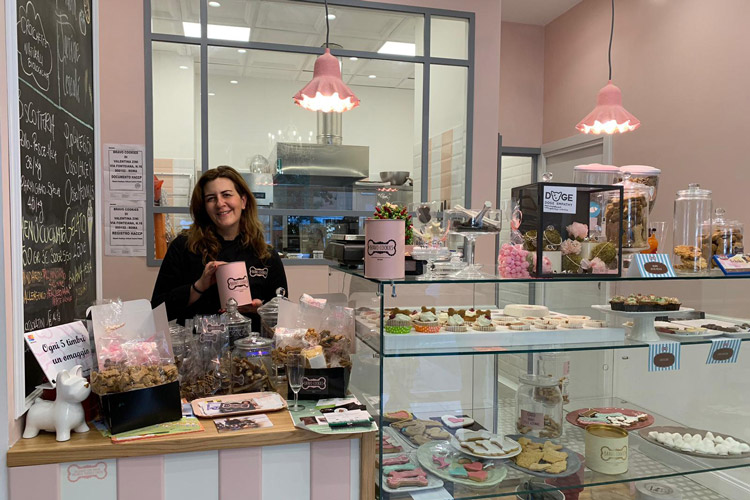 Valentina Zini nella sua pasticceria (Bravo Cookies, a Roma la prima pasticceria per cani)