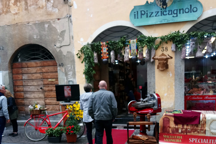 Diecimila persone hanno affollato la kermesse (La brisaola di Chiavennafa il pieno con 10mila turisti)