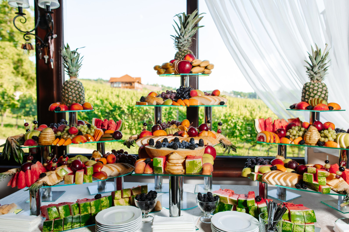 Un buffet di frutta Pane burro e marmellata: la colazione italiana è servita