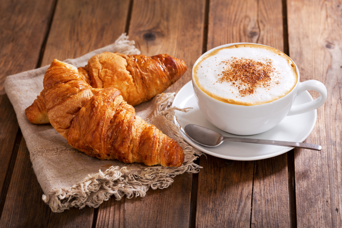 Caffè e cornetto, la tipica colazione degli italiani al bar Caffè e briosche al bar: come il Covid ha cambiato la colazione italiana