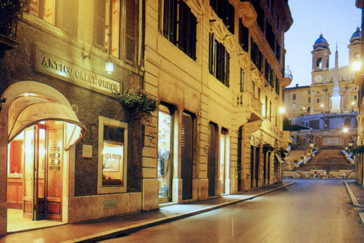 L'ingresso dell'Antico Caffè Greco Caffè, i costi della materia prima aumentano, ma la tazzina d'espresso resiste