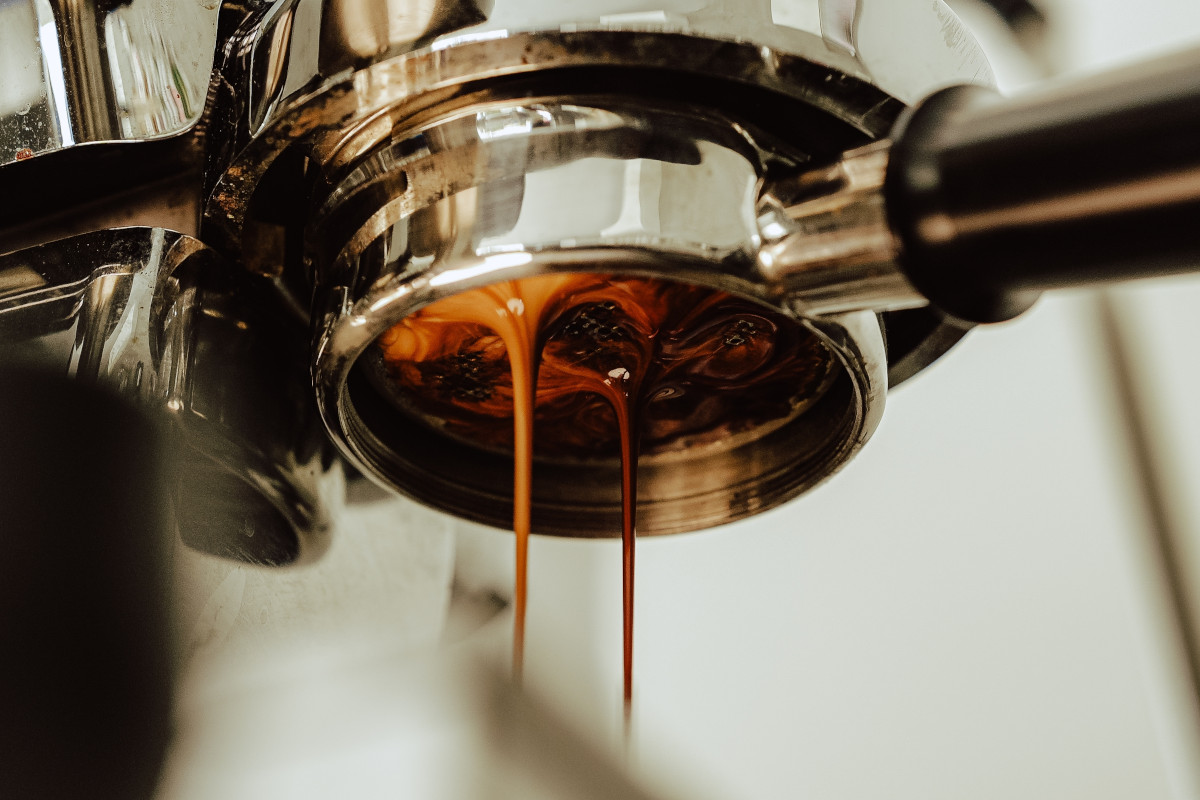 Perché i grandi ristoranti servono ancora caffè mediocre? La crepa che rovina l’esperienza