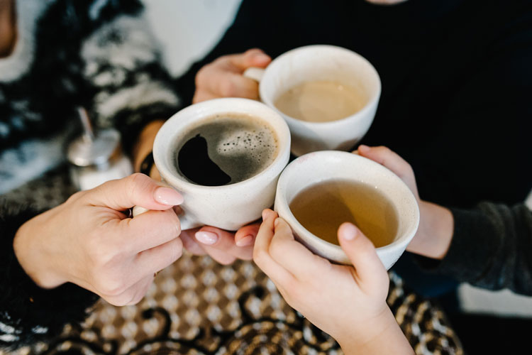 Caffeina e teina contengono la stessa sostanza - Teina e caffeina per restare svegli Stesse proprietà, ma in dosi diverse