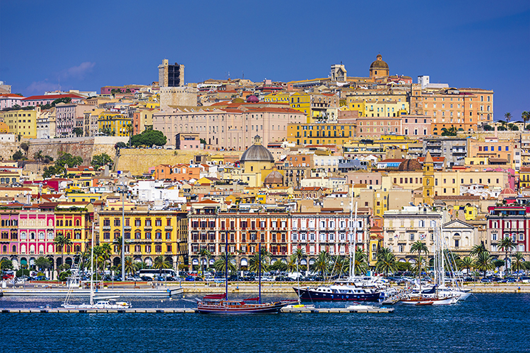 Da questo fine settimana si prevede in Sardegna un trend di 10mila arrivi al giorno Dal 15 luglio stop alla mascherina? In Sardegna rischio caos da arrivi