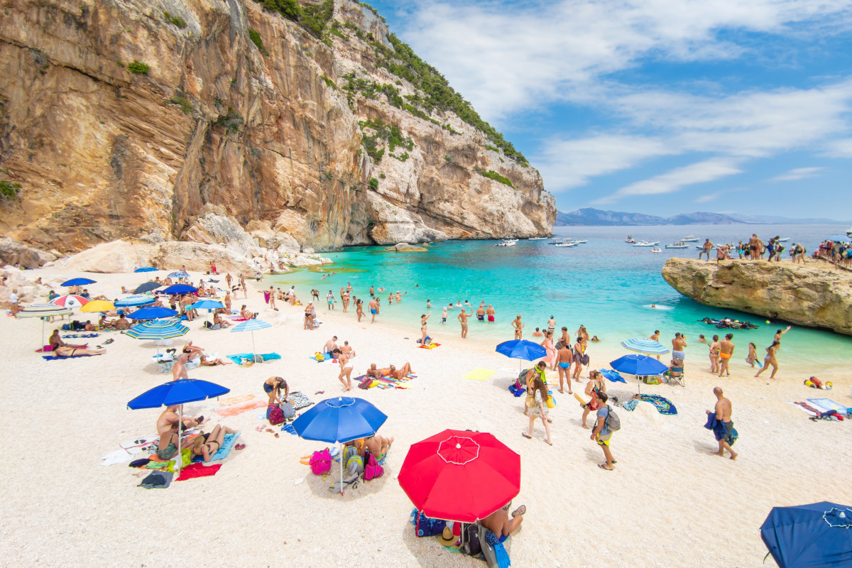 Le cinque spiagge da visitare se viaggi in Sardegna quest'estate