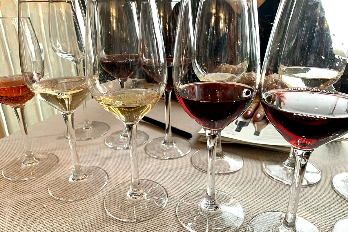 Sfilata cromatica di calici Pomario Pomario una cantina nata per caso