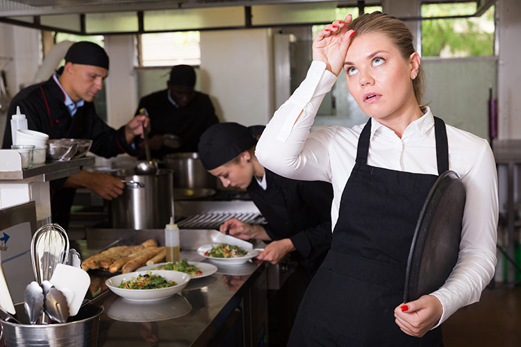 Paghe basse e troppi sacrifici Stipendi bassi nei ristoranti? Colpa del costo del lavoro