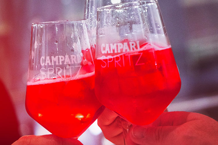 Campari, boom di ricavi: nel 2023 vendite nette per quasi 3 miliardi di euro