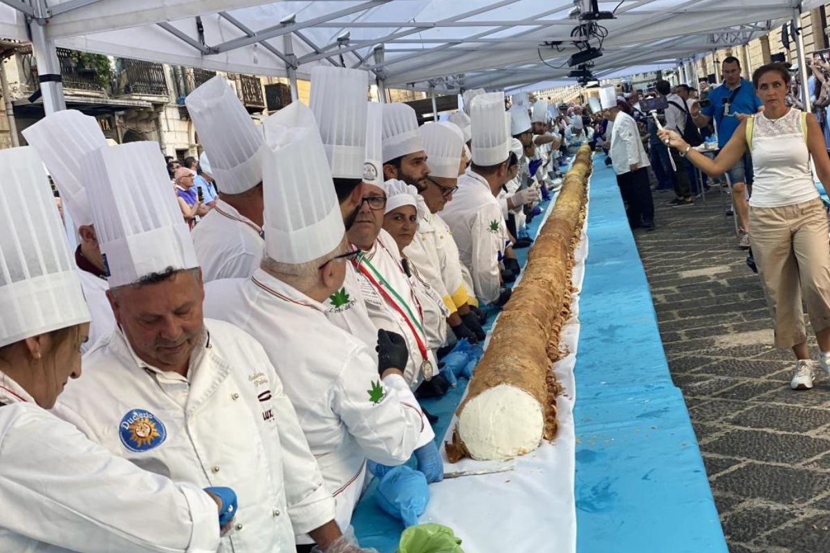 Il cannolo da record preparato a Caltannissetta Caltanissetta sul tetto del mondo con il cannolo da Guiness. Misura oltre 21 metri