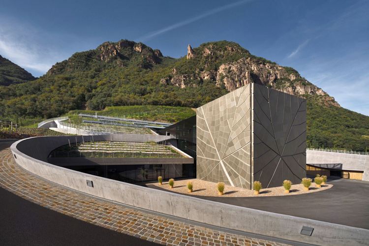 La sede di Cantina Bolzano (Bolzano, la Cantina delle famiglie nel cubo della città)