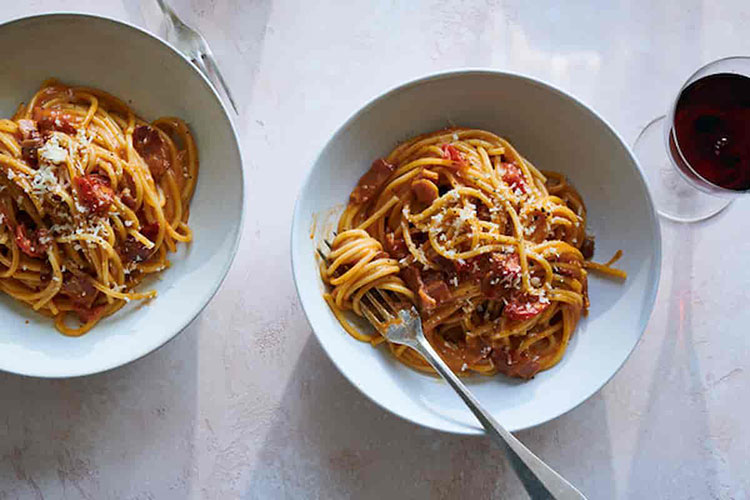 Carbonara con bacon e tomato: i social contro la rivisitazione americana