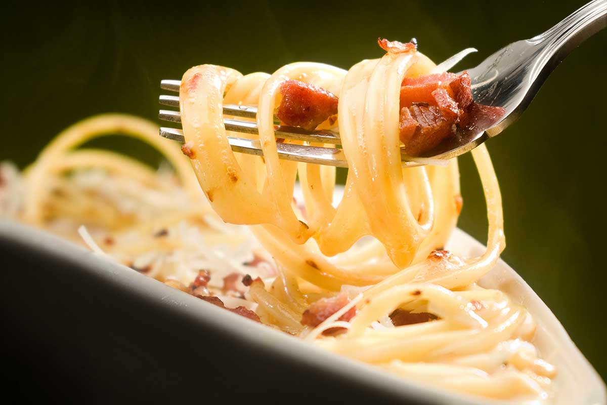 Un piatto di carbonara. La ricetta originaria è dello chef bolognese Renato Gualandi Le origini della Carbonara rivivono nella rievocazione storica al Grand Hotel Des Bains