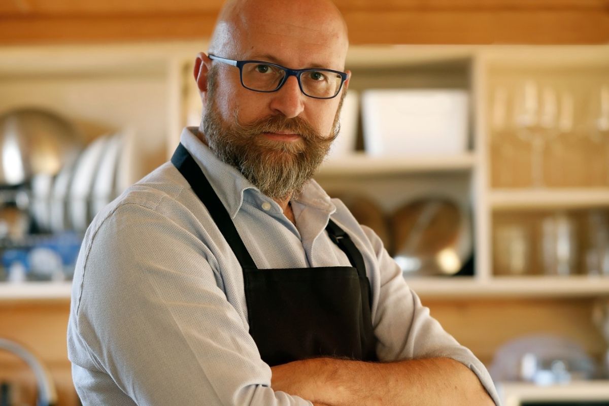 Insulti a Luca Cesari per aver rivelato la ricetta “originale” della carbonara