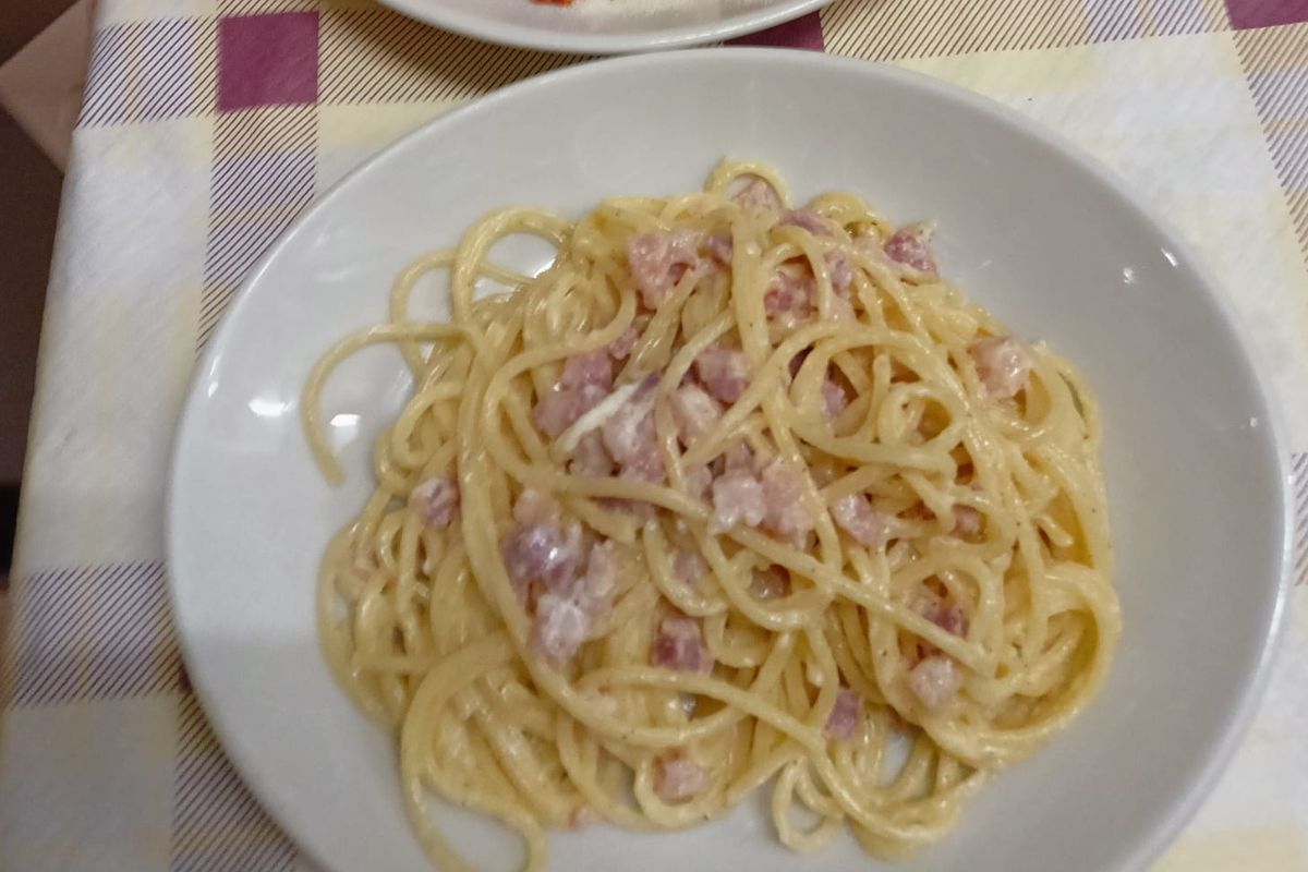 Pancetta nella carbonara: cuoco massacrato sui social. Ma la storia gli dà ragione