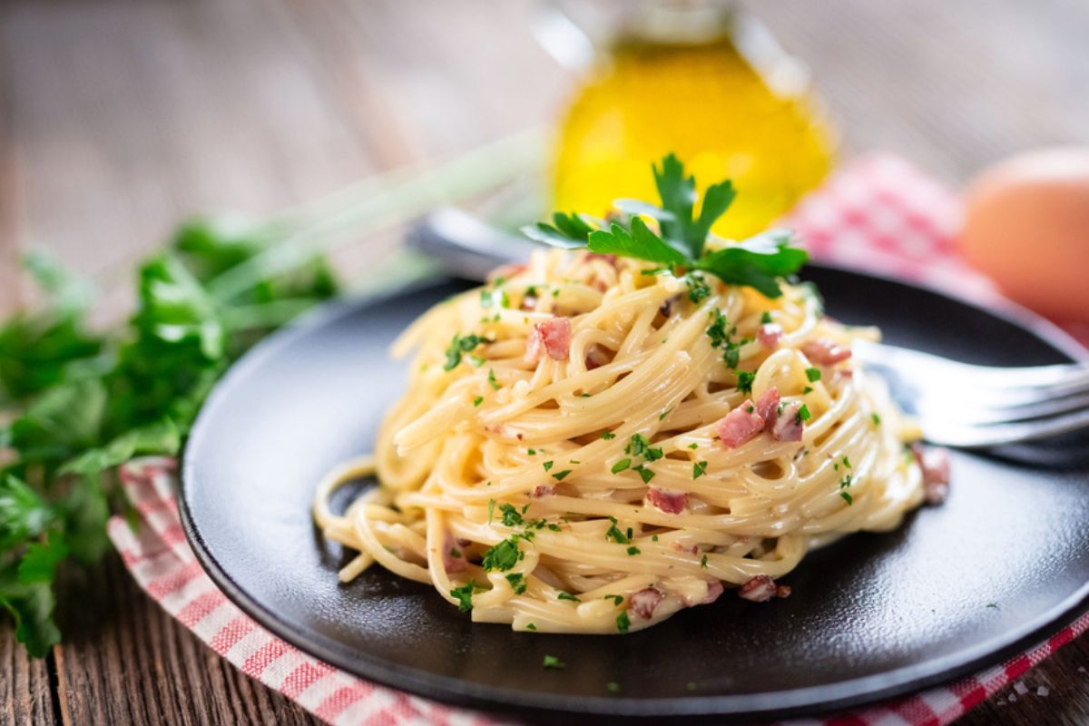 Pancetta nella carbonara: cuoco massacrato sui social. Ma la storia gli dà ragione